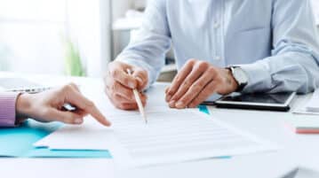Signer un contrat de rachat de crédit
